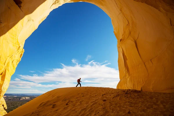 Escursionista Nella Grotta Della Grande Camera Utah Usa Scena Viaggio — Foto Stock