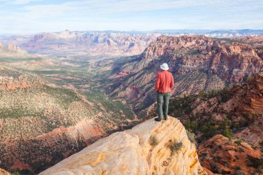 Utah dağlarında yürüyüş. Alışılmadık doğal manzaralarda yürüyüş. Fantastik kumtaşı oluşumları.