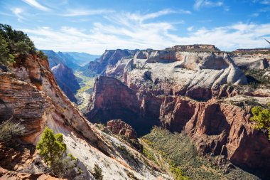 Zion Ulusal Parkı. Güzel, sönük doğal manzaralar. Gün batımında Zion Park 'ta zirve..