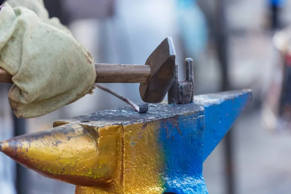 Blacksmith Manually Forging Molten Metal Anvil — Stock Photo, Image