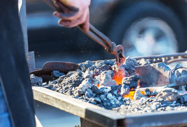 Blacksmith Hand Holding Tongs Metal Piece Heating Fire Forging Blacksmithing — Stok fotoğraf