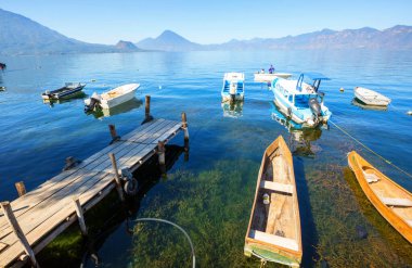 Güzel Atitlan Gölü ve Orta Amerika 'nın Guatemala dağlarında volkanlar
