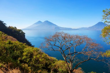 Güzel Atitlan Gölü ve Orta Amerika 'nın Guatemala dağlarında volkanlar