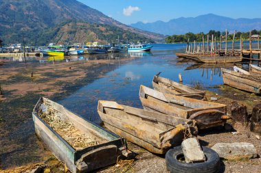 Güzel Atitlan Gölü ve Orta Amerika 'nın Guatemala dağlarında volkanlar