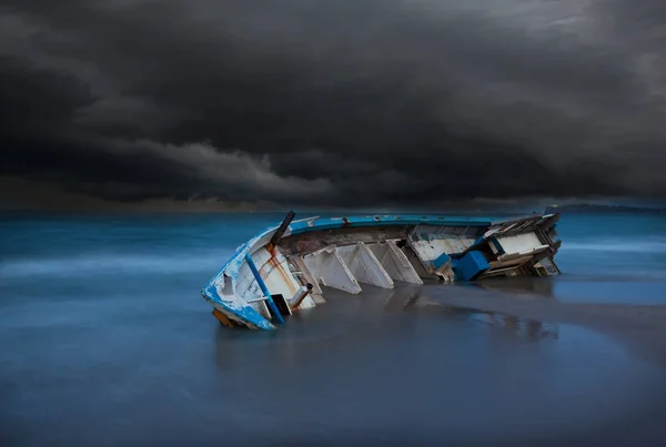 Boat Wrecked Beach Stormy Weather — Stock Photo, Image