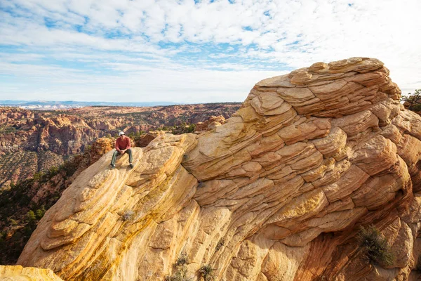 Vandra Utah Bergen Vandring Ovanliga Naturlandskap Fantastiska Former Sandsten Formationer — Stockfoto