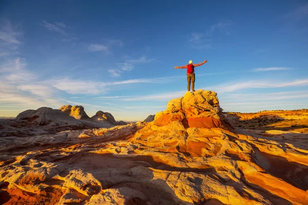 在犹他州的山上远足 在不寻常的自然景观中远足 奇形怪状砂岩地层 — 图库照片