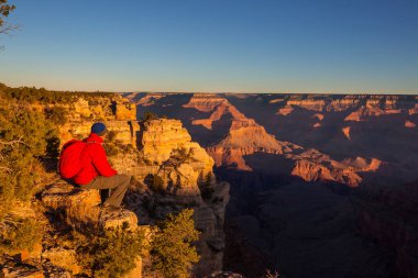 Grand Canyon Ulusal Parkı, Arizona, ABD üzerindeki uçurum dağlarındaki gezgin. İlham verici bir duygu. Seyahat yaşam tarzı yolculuk başarı motivasyon konsepti macera tatili açık hava konsepti.