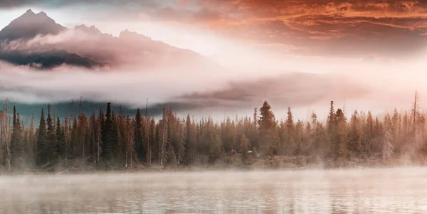 美国俄勒冈州晨山中宁静美丽的湖泊 — 图库照片