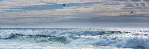 Une Vague Bleue Sur Plage Contexte Naturel Dramatique — Photo