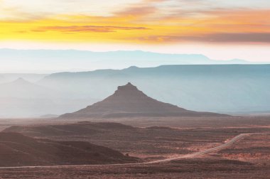 Tanrılar Vadisi 'nin kaya oluşumu Anıt Vadisi ile gün doğumunda