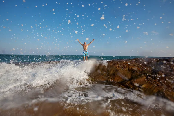 Muž Tropické Pláži Uprostřed Stříkající Vody — Stock fotografie