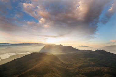 Adam 's Peak' ten güzel bir gün doğumu manzarası. Sri Lanka 'daki kutsal Budist mekanı.