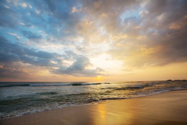 Deniz kıyısında manzara renkli gün batımı. Duvar kağıdı ya da arkaplan resmi için iyi. Güzel doğa manzaraları