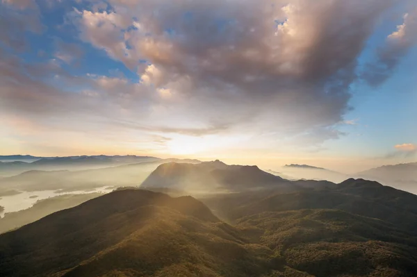 Hermosa Vista Del Amanecer Desde Adam Peak Lugar Sagrado Budista — Foto de Stock