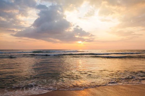 Deniz kıyısında manzara renkli gün batımı. Duvar kağıdı ya da arkaplan resmi için iyi. Güzel doğa manzaraları