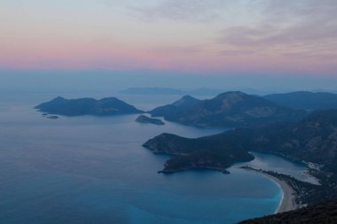 Türkiye dağlarındaki güzel doğa manzaraları. Lycian tarzı yürüyüşçüler arasında meşhurdur..