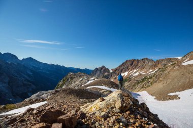 Yüksek dağlarda yürüyüş yapan bir gezgin.