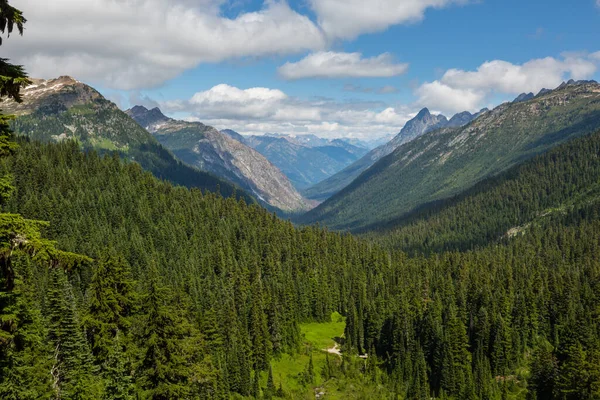 North Cascade Range, Washington, ABD 'deki güzel dağ zirvesi.