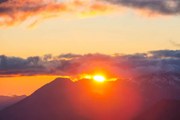 山の中で風景夕日 美しい自然背景 — ストック写真
