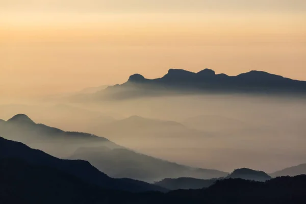 Berg Silhouet Bij Zonsopgang Het Voorjaar — Stockfoto