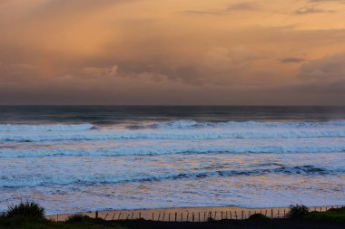 Okyanus sahilinde gün batımı sahnesi, Yeni Zelanda. Doğa ve seyahat geçmişi