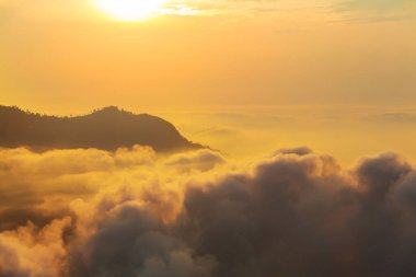 Dağlardaki bulutların üstünde güzel bir manzara