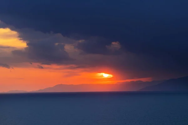 Deniz Kıyısında Manzara Renkli Gün Batımı Duvar Kağıdı Arkaplan Resmi — Stok fotoğraf