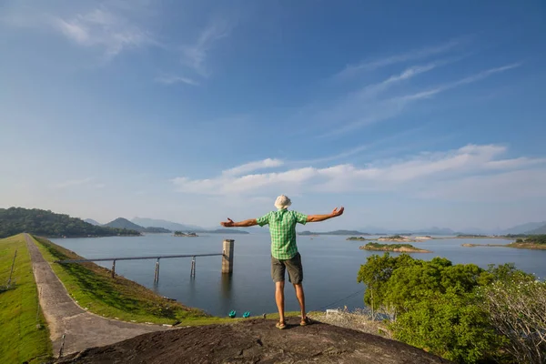 Turista Vyhlídkovém Místě Výhledem Horskou Krajinu — Stock fotografie