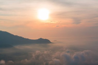Dağlardaki bulutların üstünde güzel bir manzara