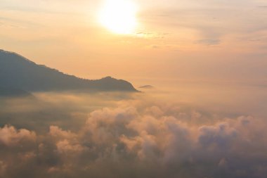 Dağlardaki bulutların üstünde güzel bir manzara