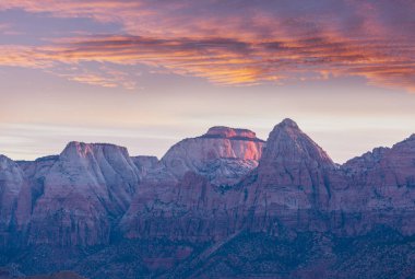 Zion Ulusal Parkı. Güzel, sönük doğal manzaralar. Gün batımında Zion Park 'ta zirve..