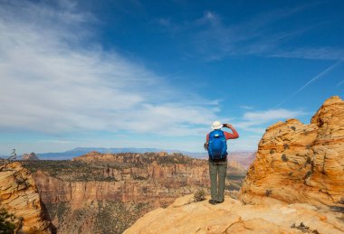 Utah dağlarında yürüyüş. Alışılmadık doğal manzaralarda yürüyüş. Fantastik kumtaşı oluşumları.