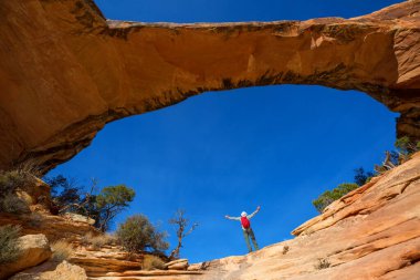 Doğal köprülerde yürüyüş NM, Utah, ABD