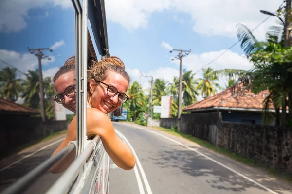 Mutlu kız Sri Lanka 'da yerel bir otobüse biniyor.