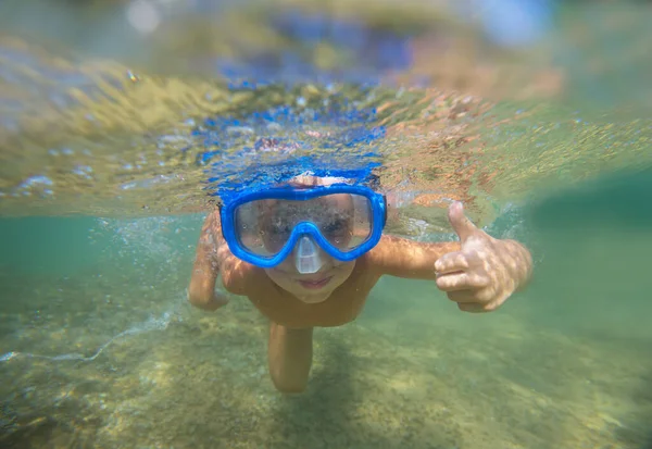 Een Jongen Onder Water Snorkelen Oceaan — Stockfoto