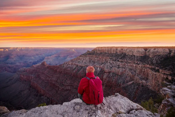 Viajero Las Montañas Del Acantilado Sobre Parque Nacional Del Gran — Foto de Stock