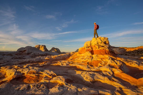 Uomo Sulla Scogliera Delle Montagne Scena Escursioni — Foto Stock