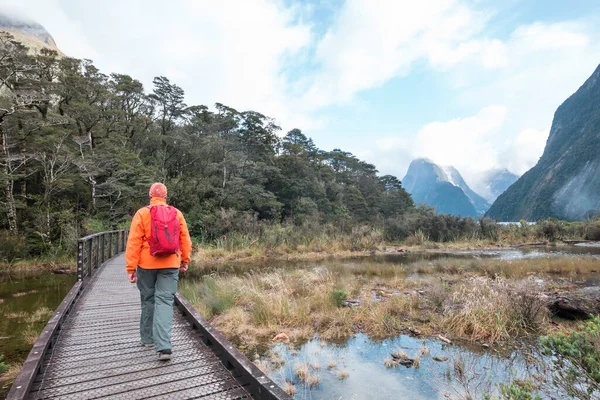 관광객들은 밀퍼드 사운드의 워크를 걷는다 놀라운 밀퍼드 사운드 피오르드 뉴질랜드 — 스톡 사진