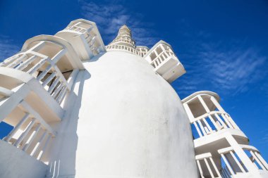 Sri Lanka 'daki Ambuluwawa Tapınağı' nda turist.