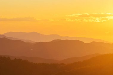 Bahar mevsiminde gün doğumunda dağ silueti