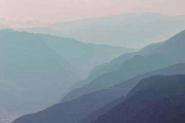 Bahar mevsiminde gün doğumunda dağ silueti