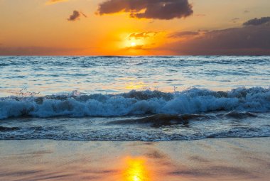 Deniz kıyısında manzara renkli gün batımı. Duvar kağıdı ya da arkaplan resmi için iyi. Güzel doğa manzaraları