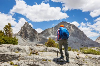 Yüksek dağlarda yürüyüş yapan bir gezgin.