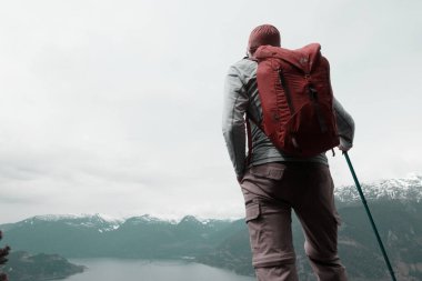 Yüksek dağlarda yürüyüş yapan bir gezgin.