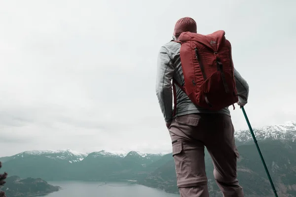 Backpacker Beim Wandern Hochgebirge — Stockfoto