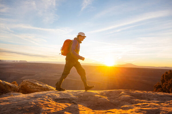 Прогулка в горах Юты. Пешие прогулки в необычных природных ландшафтах. Фантастические формы песчаника.
