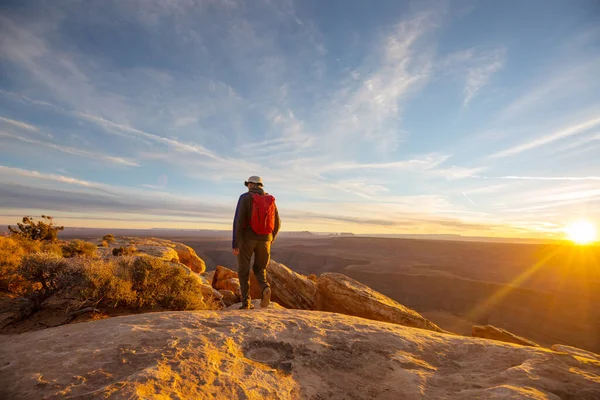 Utah dağlarında yürüyüş. Alışılmadık doğal manzaralarda yürüyüş. Fantastik kumtaşı oluşumları.