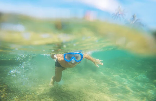 Ragazzo Dello Snorkeling Alla Barriera Corallina Nello Sri Lanka — Foto Stock