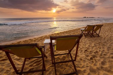 Okyanus kıyısındaki lüks plajlar. Tatil ve tatil konsepti. Tropik plaj.